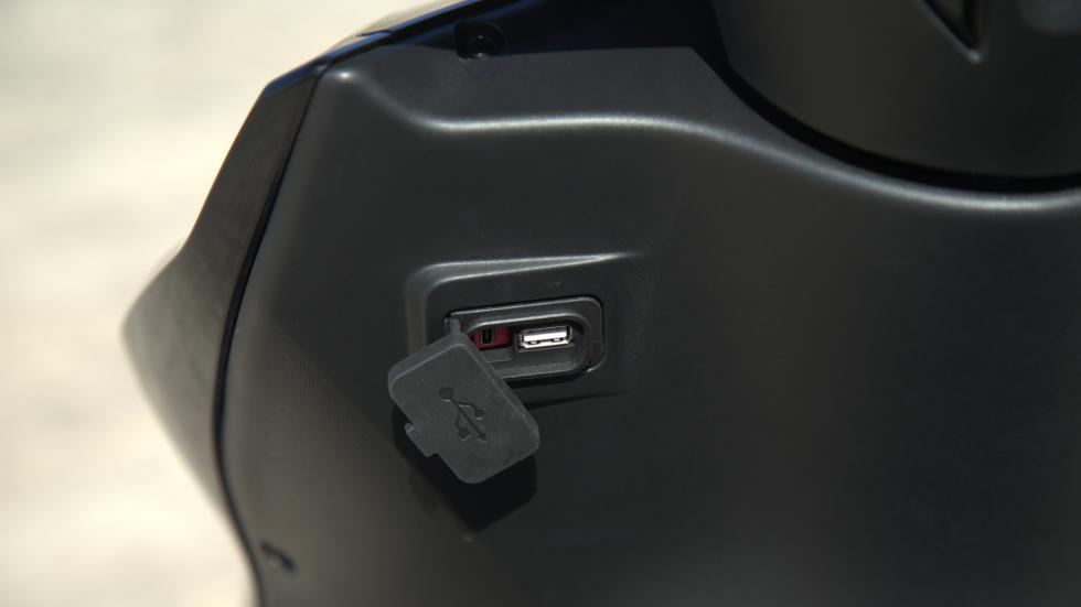 Θύρες φόρτισης USB.

